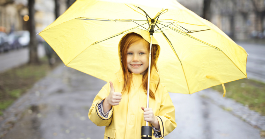 小学生の雨の日のお迎えはどうしてる 車での送迎はあり 黄色 反射材が雨の日も子供を守る Fuwarito