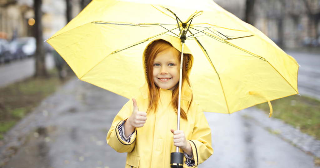 小学生の雨の日のお迎えはどうしてる？車での送迎はあり？備えて安心！雨の日登下校対策